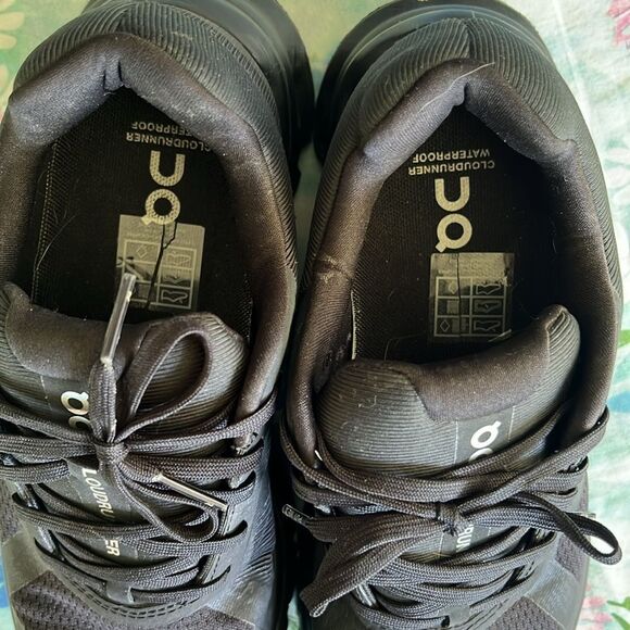 On Running Cloudrunner Waterproof Shoes - W 7.5 - Picture 5 of 12